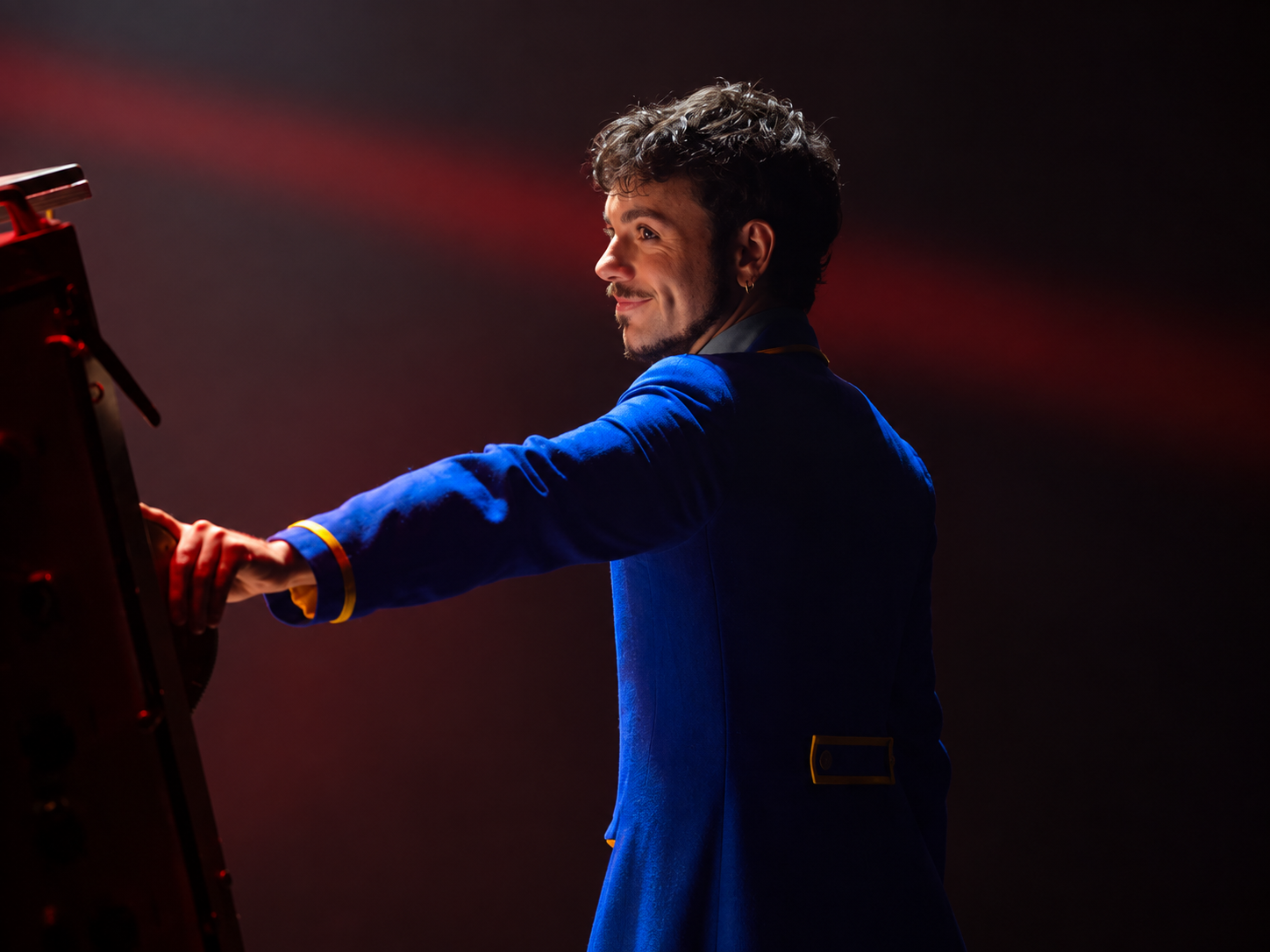 Mag Marín con chaqueta azul teatral