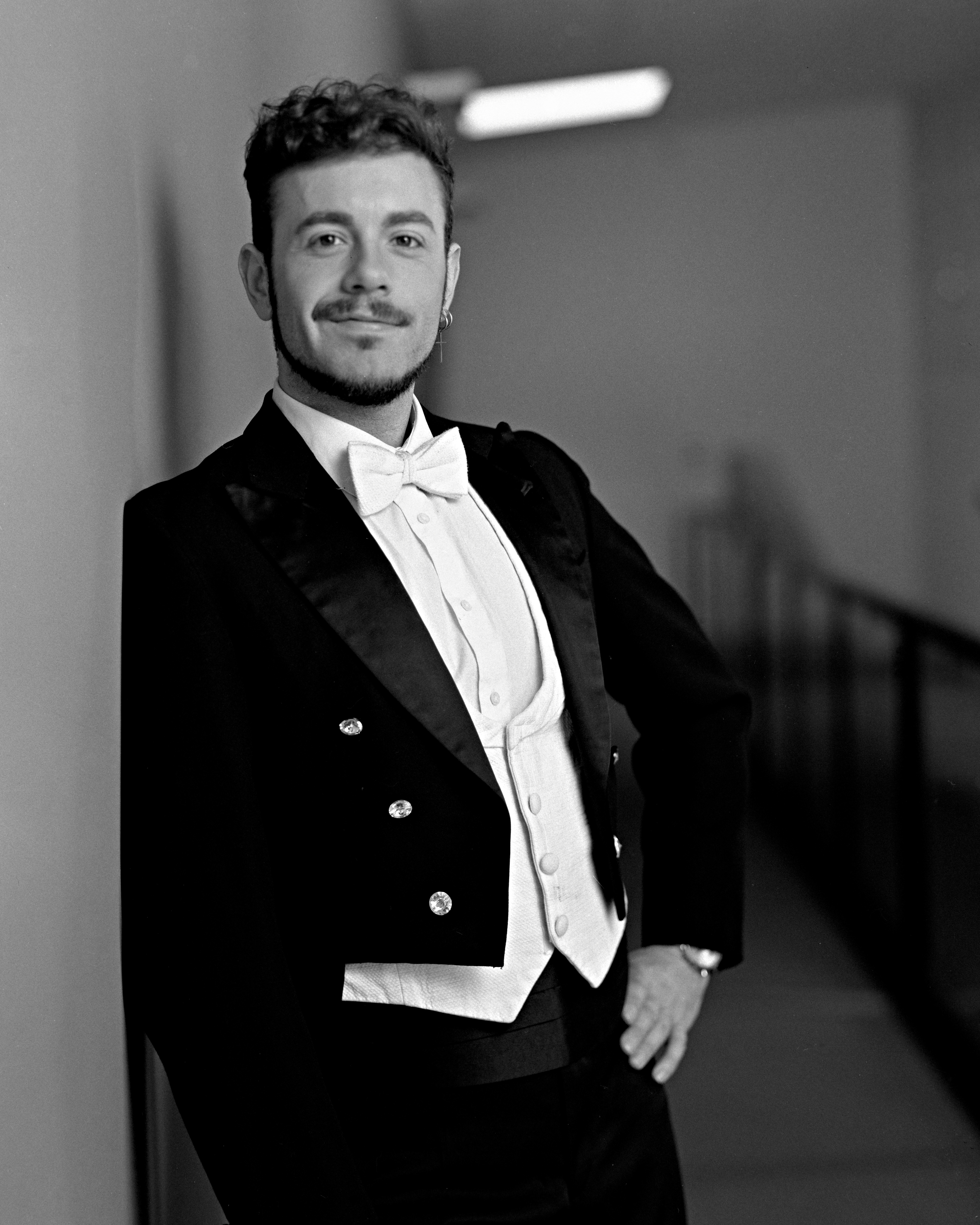 Mag Marín — retrato en esmoquin