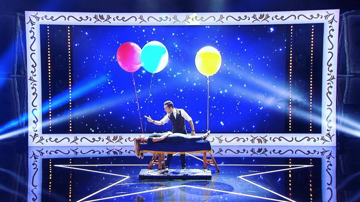 Mag Marín — ilusión con globos en escenario